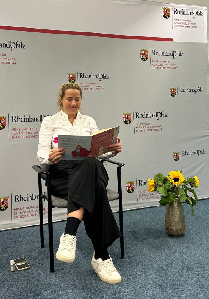 Meike Dreger liest ihr Buch "Als Mama Schnupfen im Kopf hatte" im Ministerium für Klimaschutz, Umwelt, Energie und Mobilität Rheinland-Pfalz